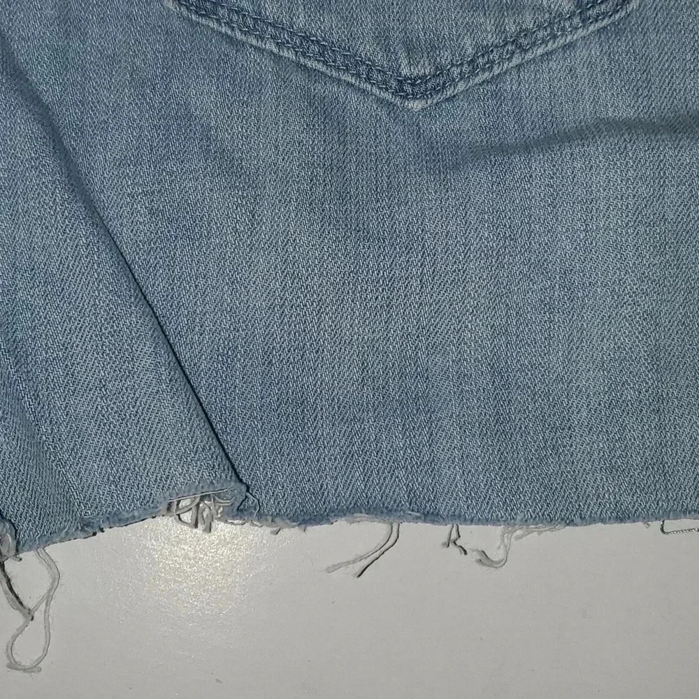 BLANK NYC Peek a Boo Front Non-Hem Cut Off Light Wash Jean Shorts NWT - Picture 8 of 11